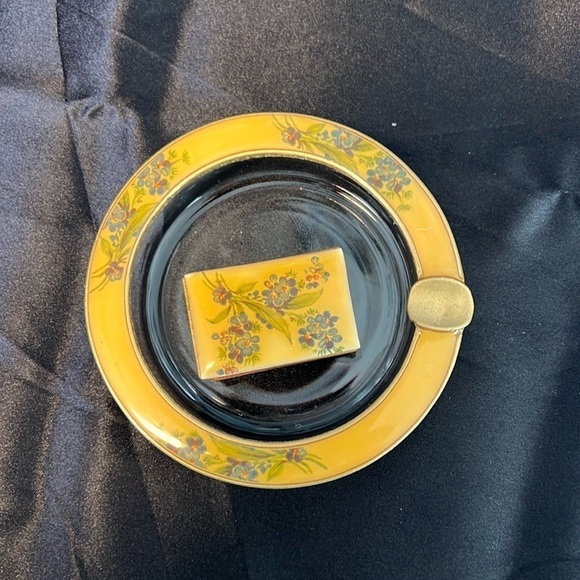Vintage enameled ashtray with coordinating matchbox. - Picture 1 of 14